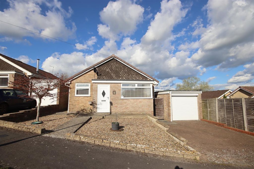2 bed detached bungalow for saleMontague Close, Chippenham SN15