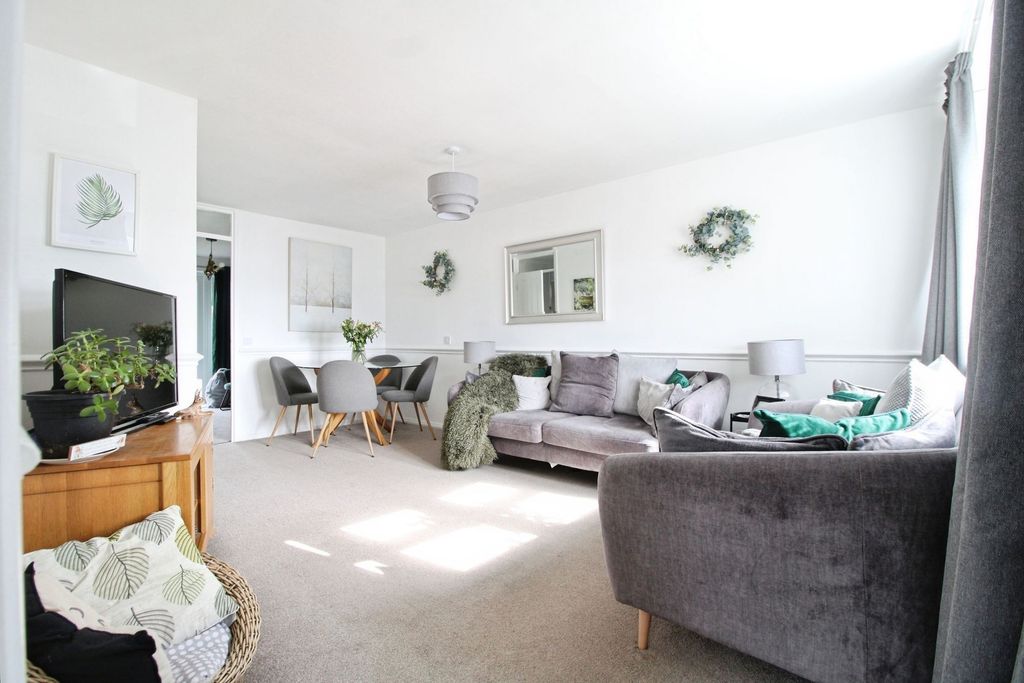 4 bed link detached house for saleDeansfield, Cricklade SN6 photo 2