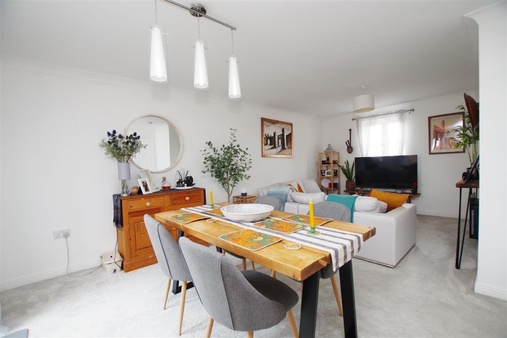 2 bed flat for saleCassini Drive, Oakhurst, Swindon SN25 photo 2