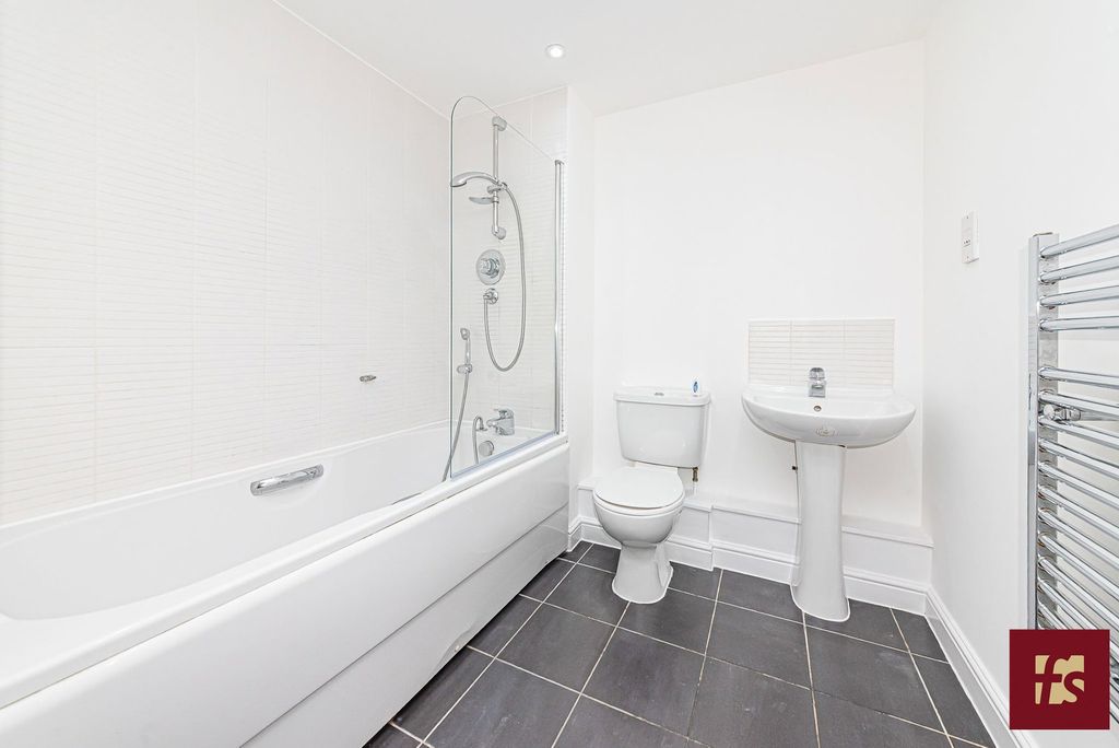 Additional image 16 of 2 bed flat for saleHeath Hill Road South, Crowthorne, Berkshire RG45