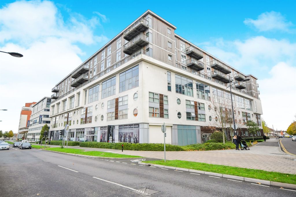 2 bed flat for saleBeckhampton Street, Swindon SN1