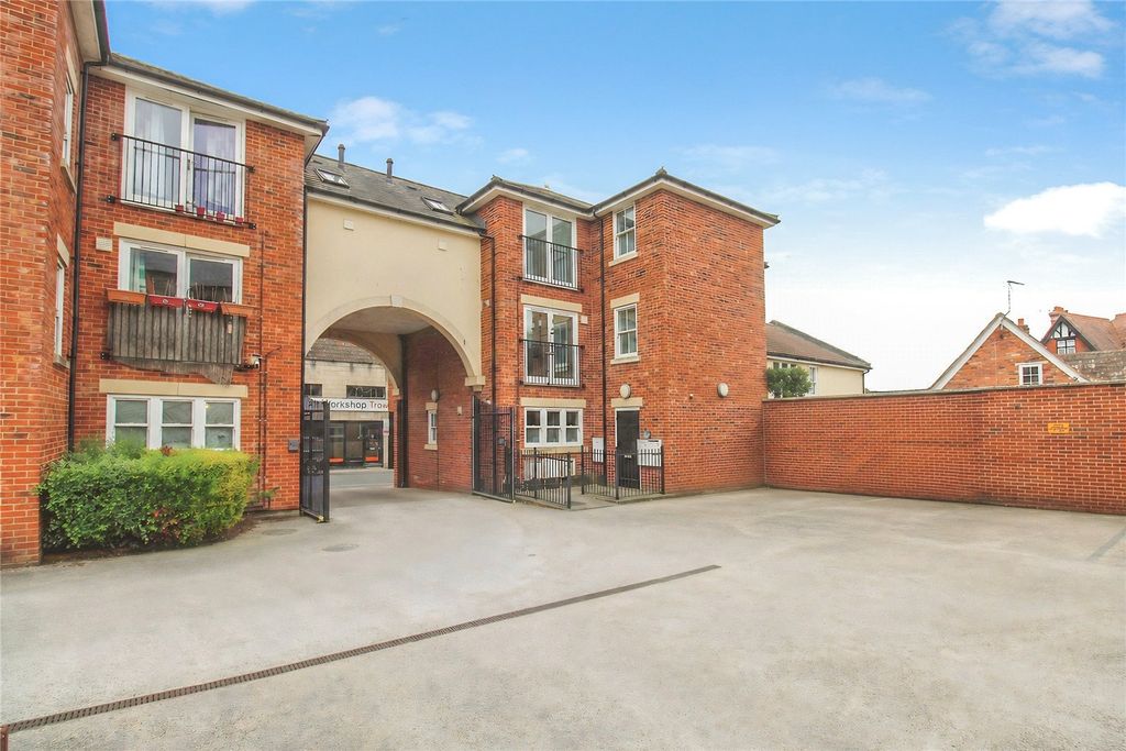 2 bed flat for saleMitre Court, Duke Street BA14