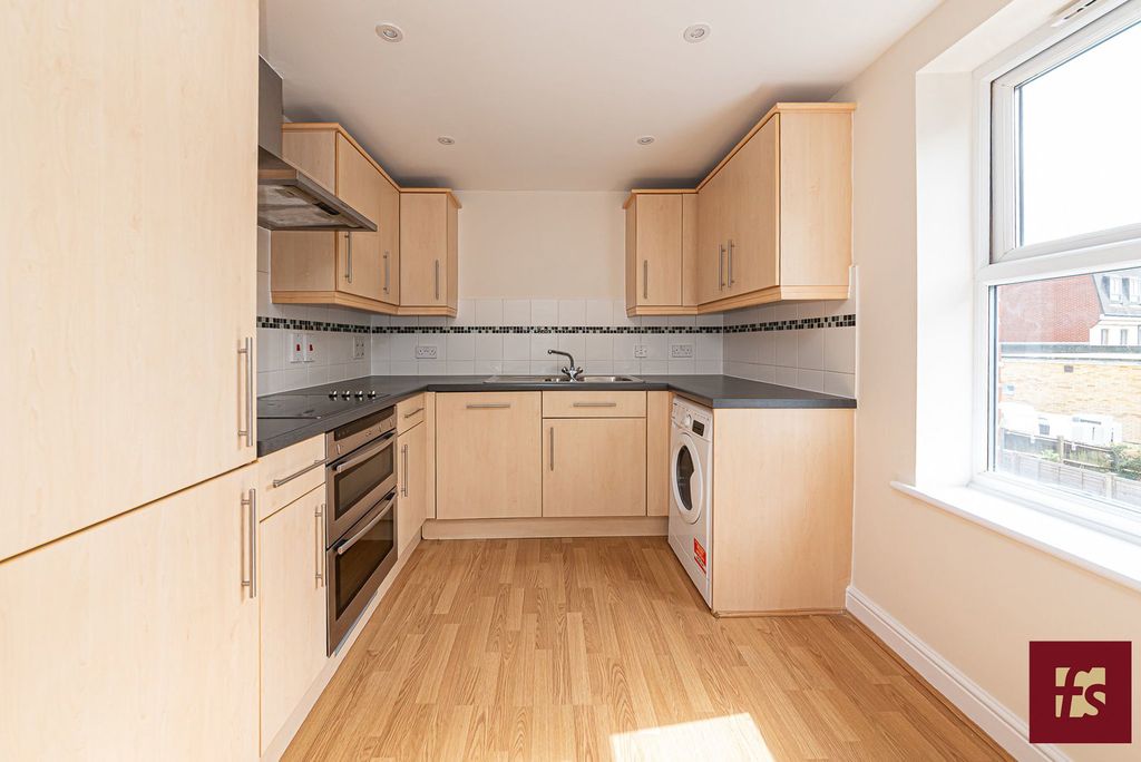 Additional image 8 of 2 bed flat for saleHeath Hill Road South, Crowthorne, Berkshire RG45