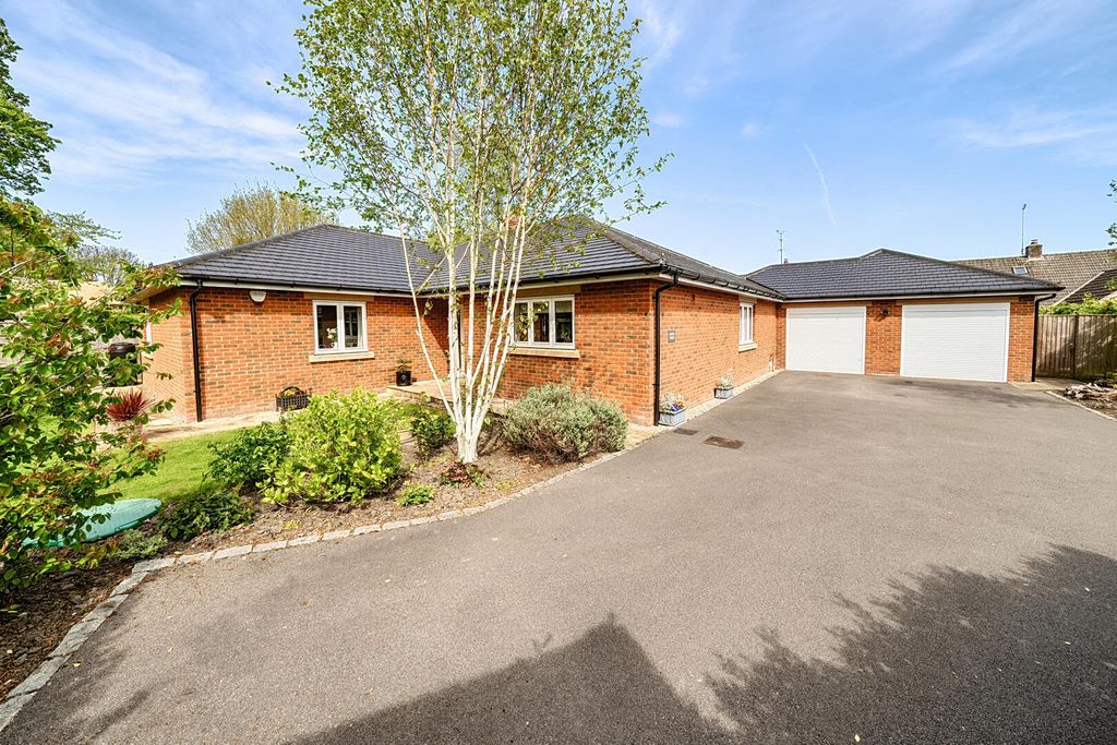 3 bed detached bungalow for saleManor Close, Urchfont, Devizes SN10