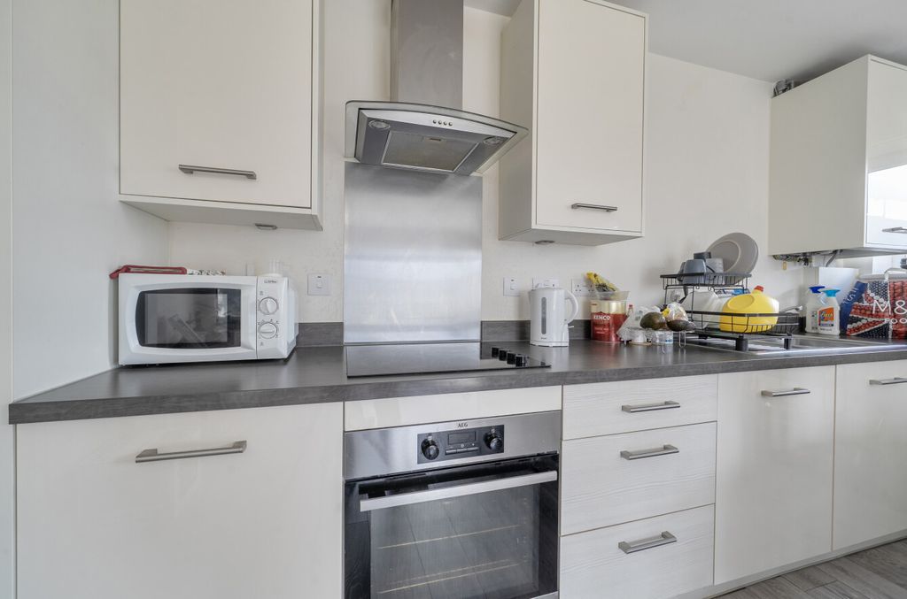 Additional image 2 of 2 bed flat for saleFleming Place, Bracknell RG12