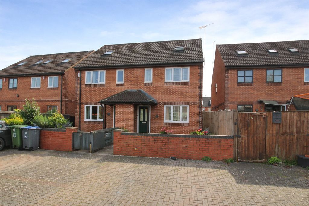 4 bed semi-detached house for saleAshleigh Grove, Trowbridge BA14