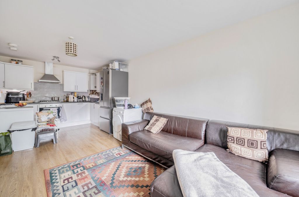 2 bed flat for saleWindermere Gate, Bracknell, Berkshire RG12 photo 2