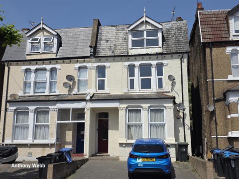 Palmerston Crescent, Palmers Green N13, Studio to rent