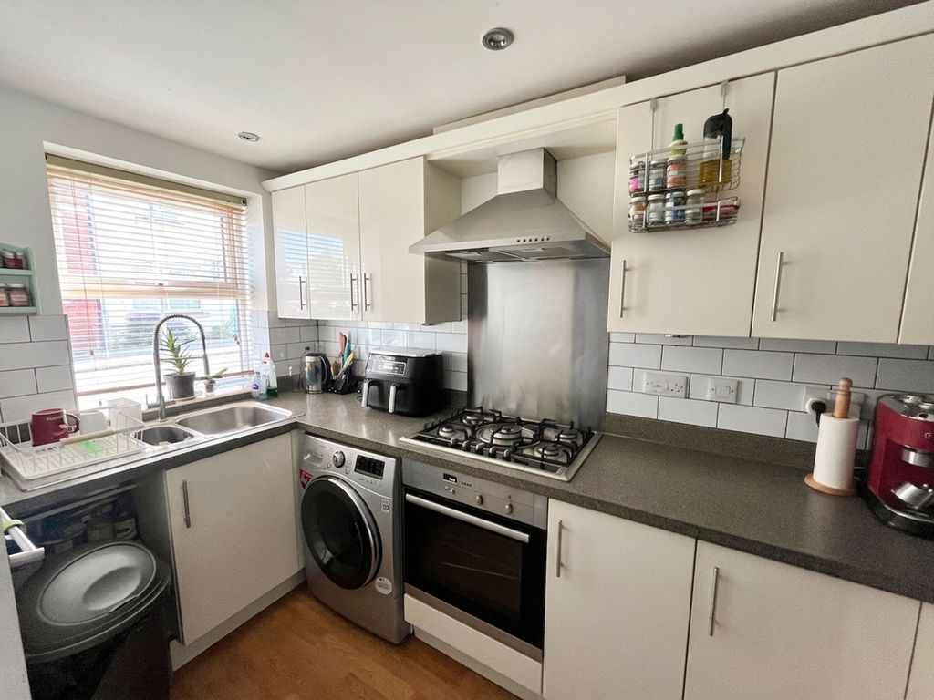 3 bed terraced house for saleSt. James Gardens, Trowbridge BA14 photo 2