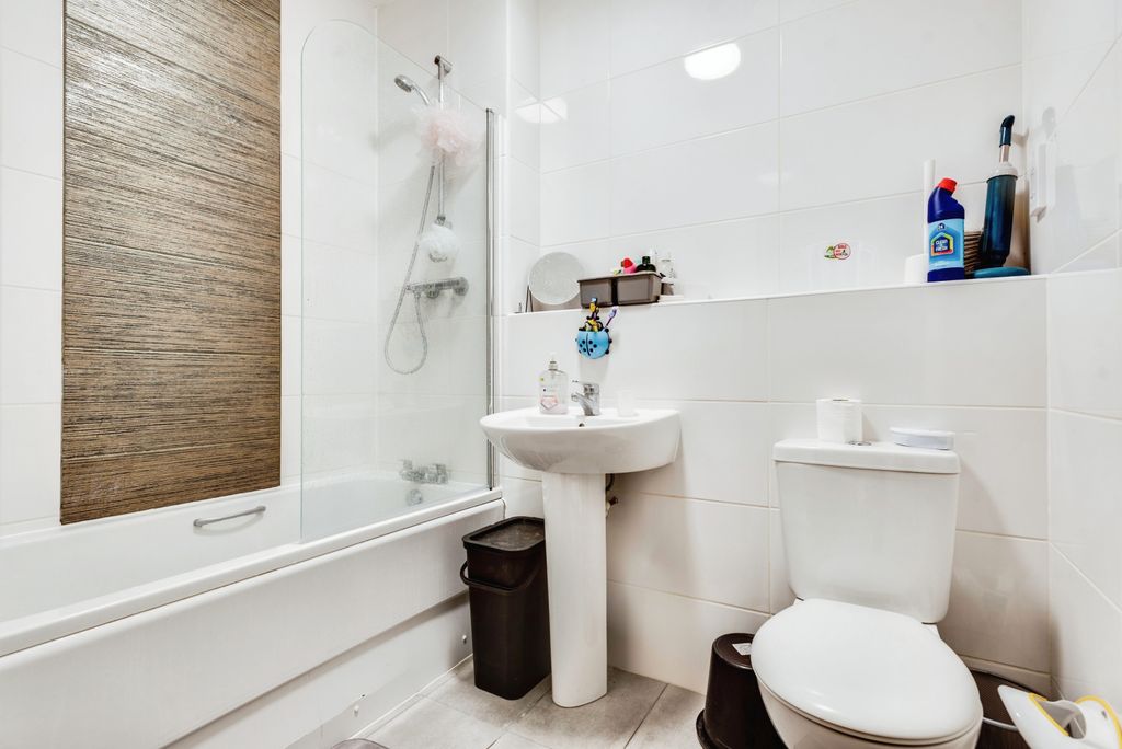 Additional image 7 of 2 bed flat for saleFarnsby Street, Swindon, Wiltshire SN1