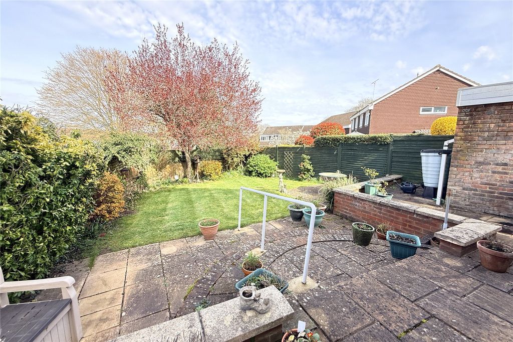 3 bed detached house for saleStaplehurst, Bracknell, Berkshire RG12 photo 3