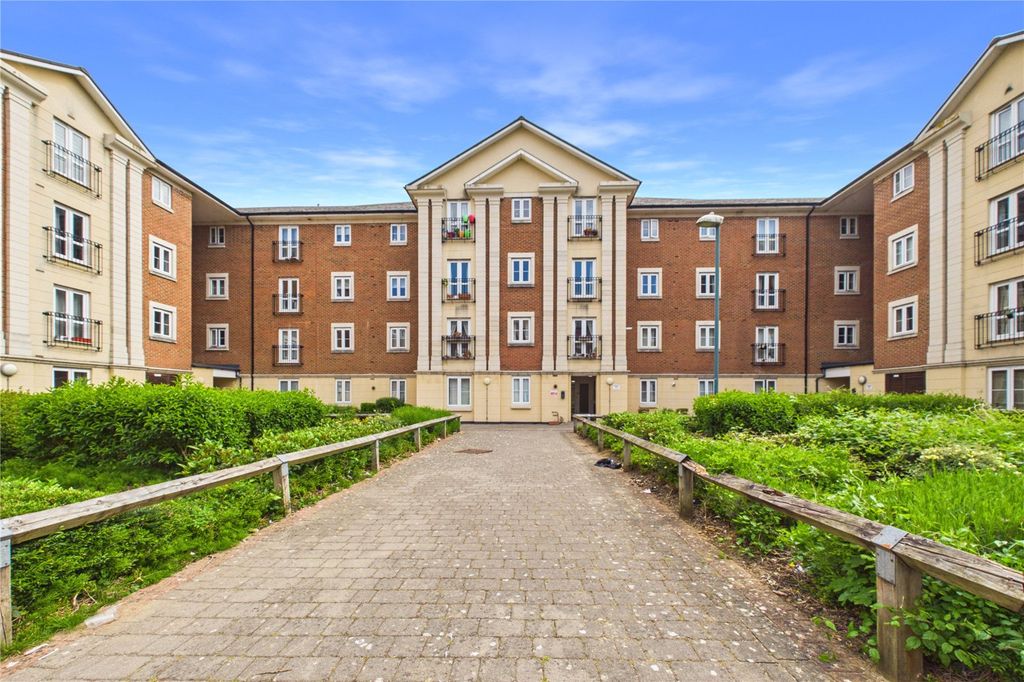 2 bed flat for saleBrunel Crescent, Gorse Hill, Swindon SN2