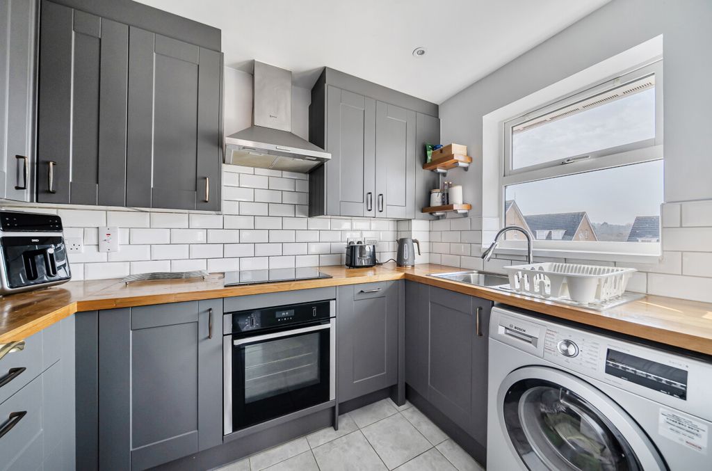 2 bed flat for saleTuring Drive, Bracknell, Berkshire RG12 photo 2