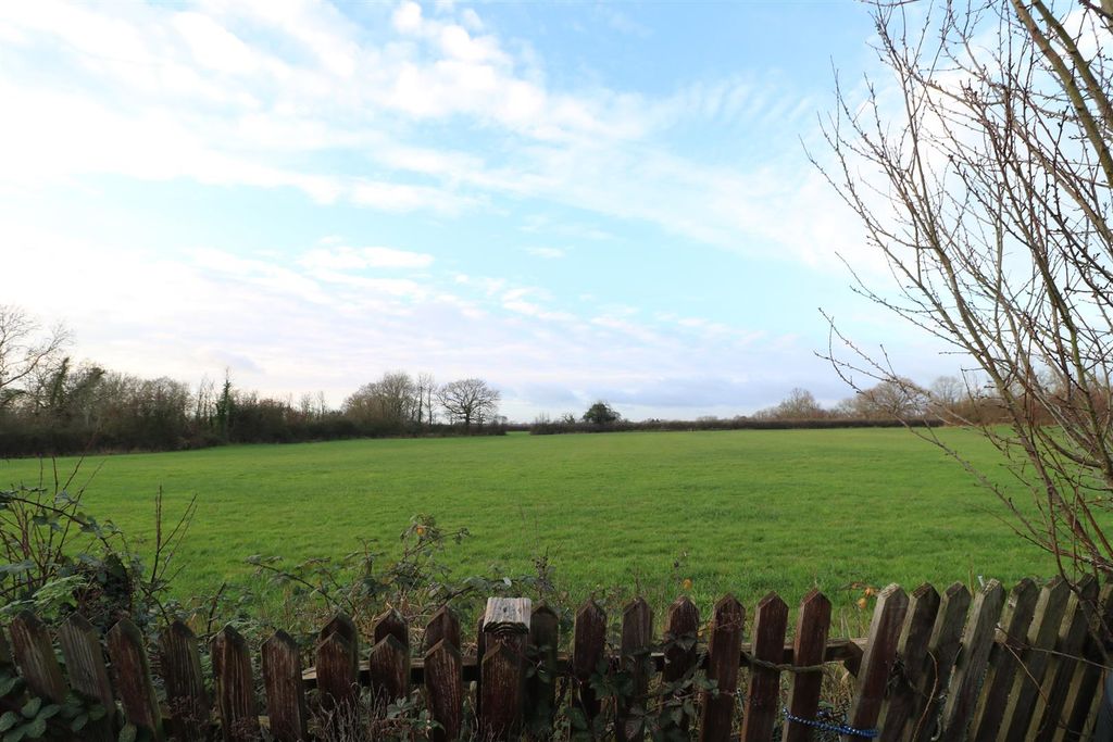 3 bed end terrace house for saleArnold Noad Corner, Southwick BA14 photo 2