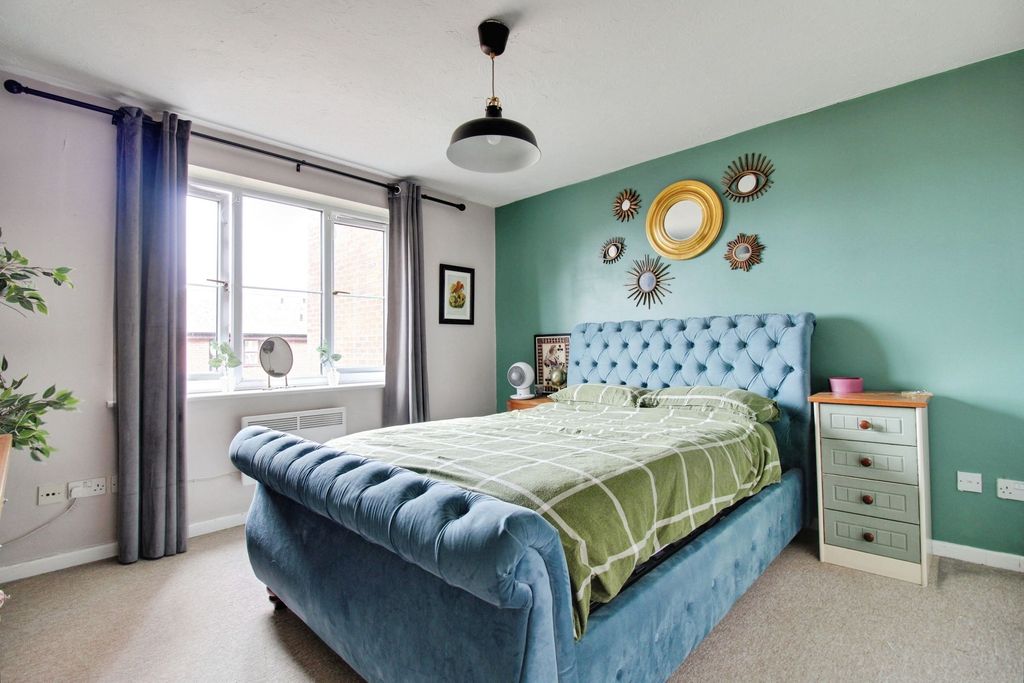Additional image 5 of 2 bed flat for saleBath Road, Swindon SN1