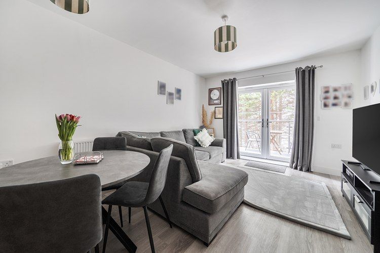 2 bed flat for saleWatermint Place, Bracknell, Berkshire RG12 photo 2