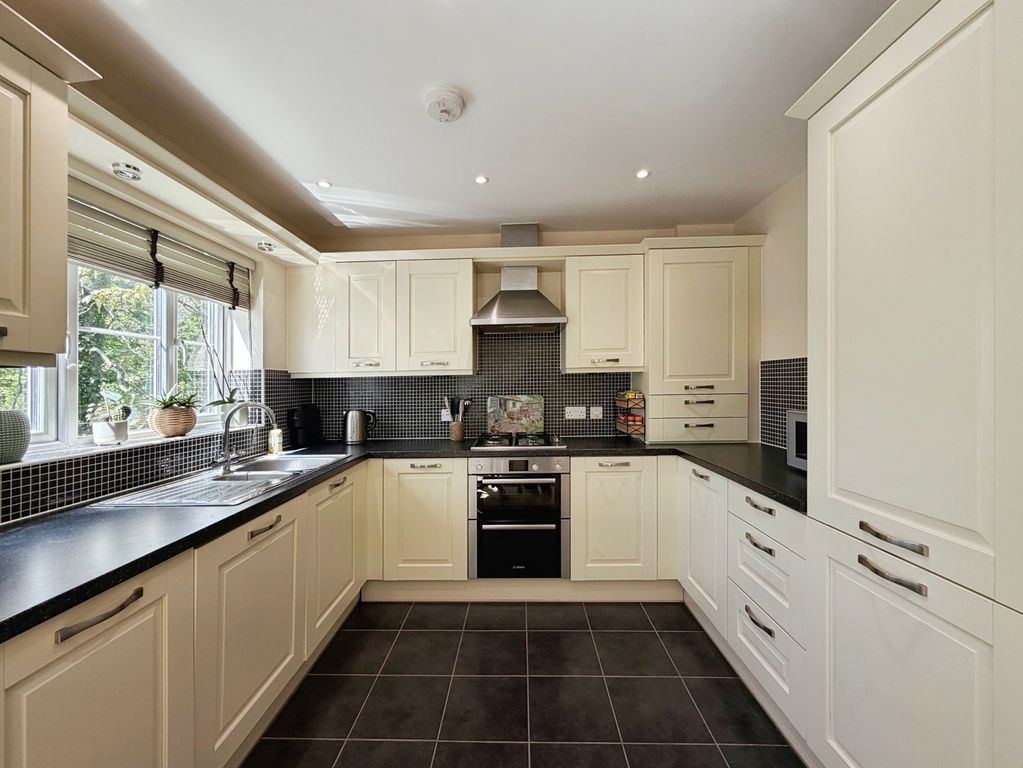 2 bed flat for saleNetherby Gardens, Bracknell, Berkshire RG12 photo 2