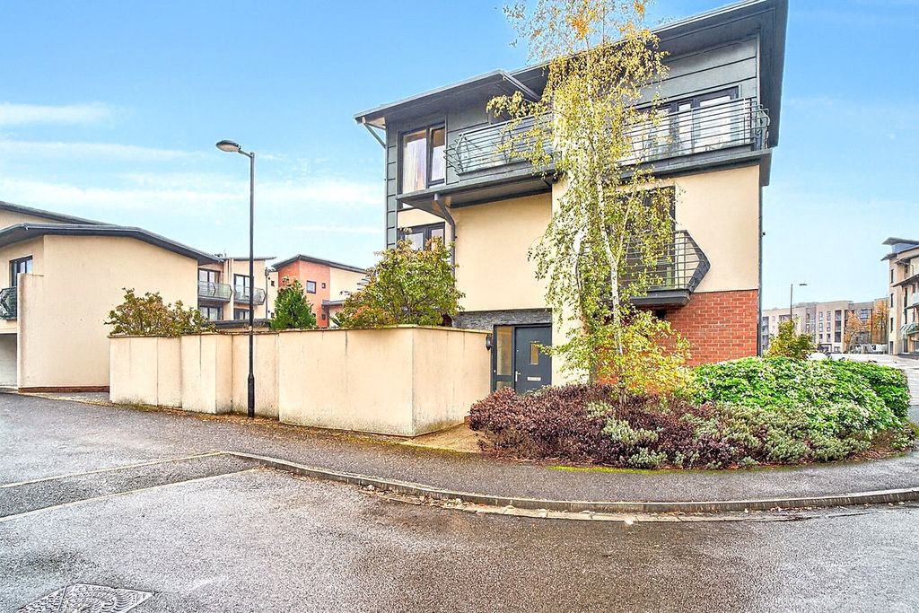 4 bed end terrace house for saleHayman Crescent, Broome Manor, Swindon, Wiltshire SN3