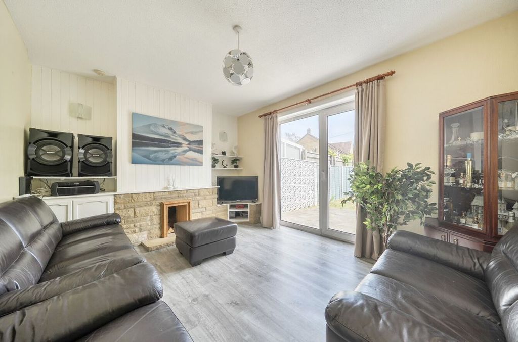 Additional image 2 of 3 bed semi-detached house for saleShrivenham Road, Swindon SN1
