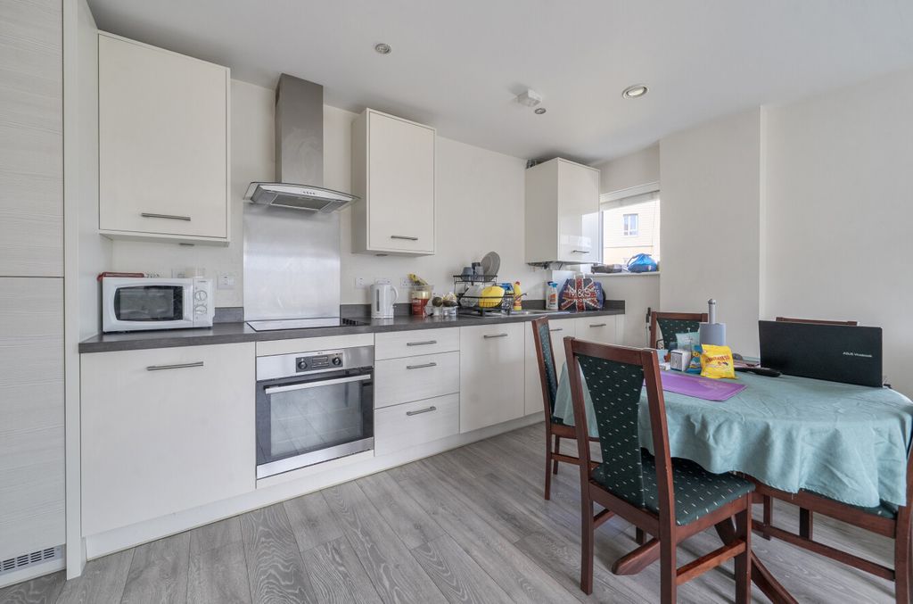 Additional image 4 of 2 bed flat for saleFleming Place, Bracknell RG12