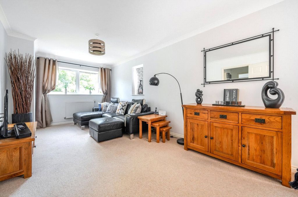 1 bed flat for saleDavy Place, Bracknell, Berkshire RG12 photo 3