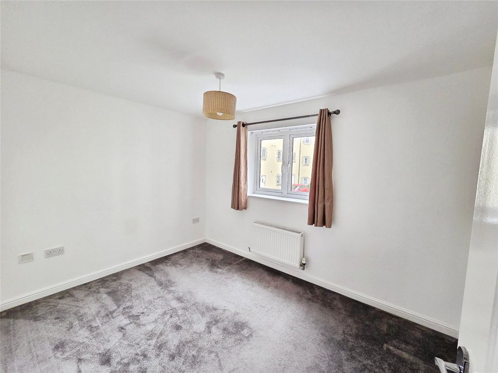 1 bed flat for saleSmart Close, Swindon SN25 photo 5