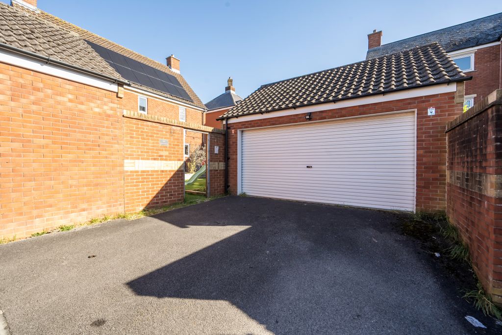 Additional image 4 of 5 bed detached house for saleOkus Road, Swindon SN1