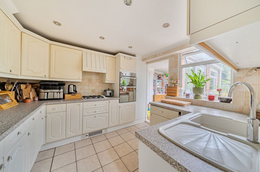 3 bed terraced house for saleLichfields, Bracknell, Berkshire RG12 photo 5