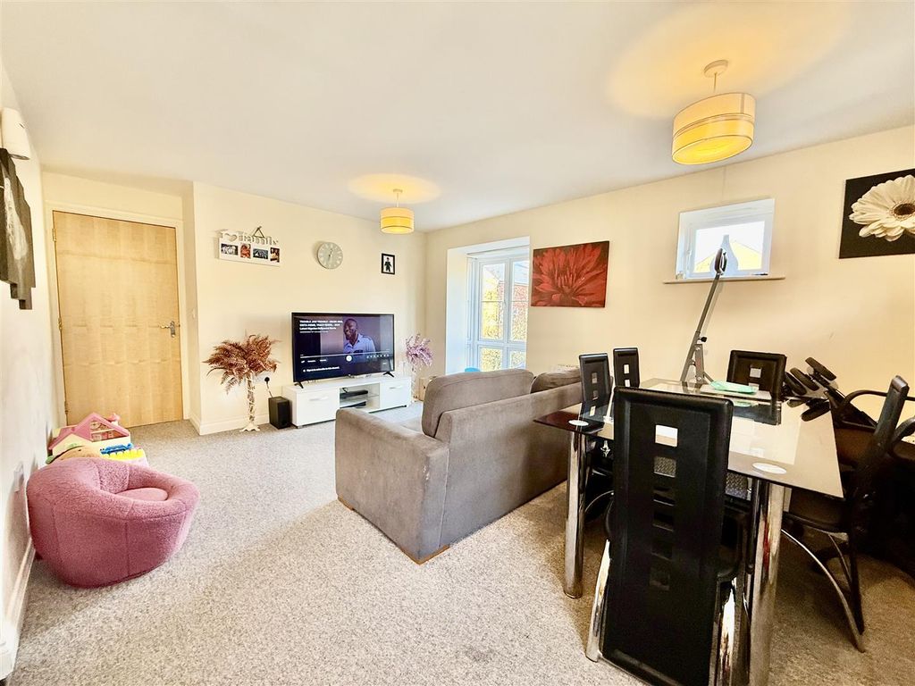 2 bed flat for saleDydale Road, Swindon SN25 photo 4