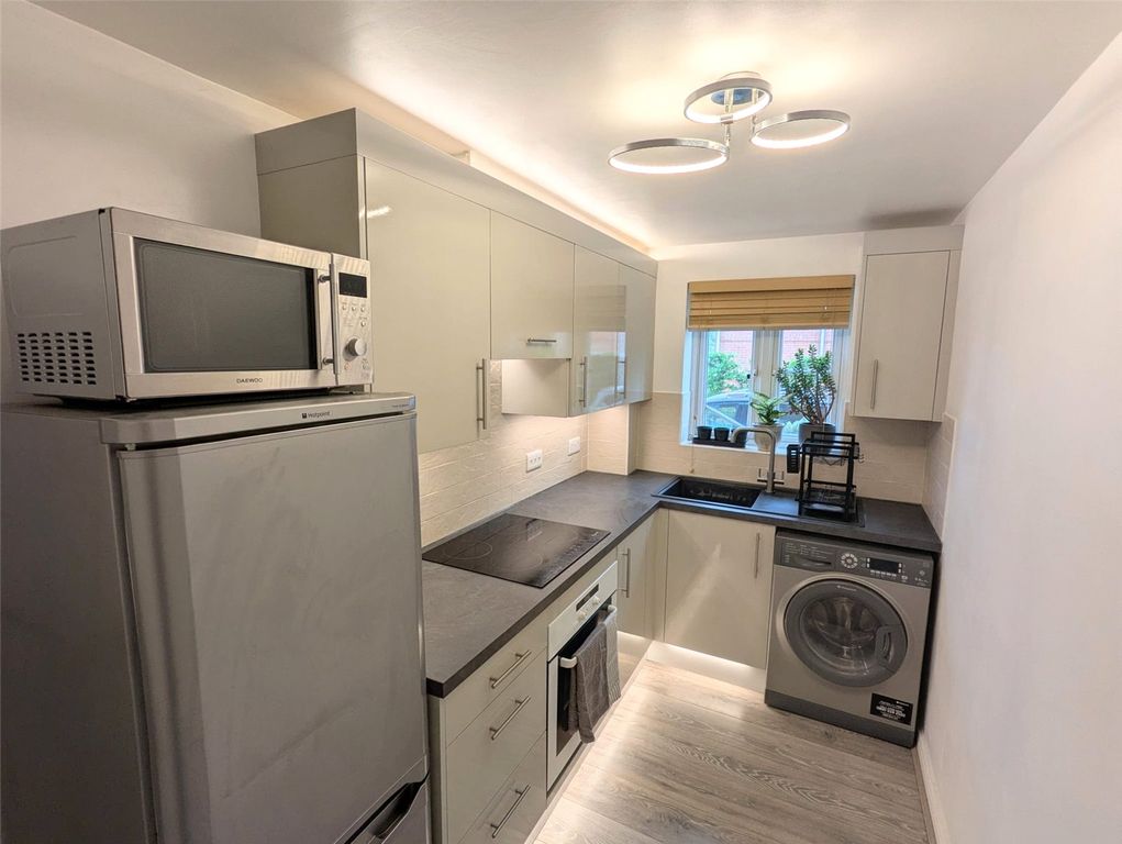 2 bed flat for saleSomerville Rise, Bracknell, Berkshire RG12 photo 2