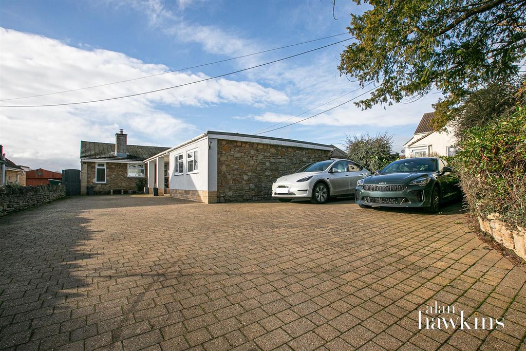 5 bed detached bungalow for saleGoatacre, Calne SN11
