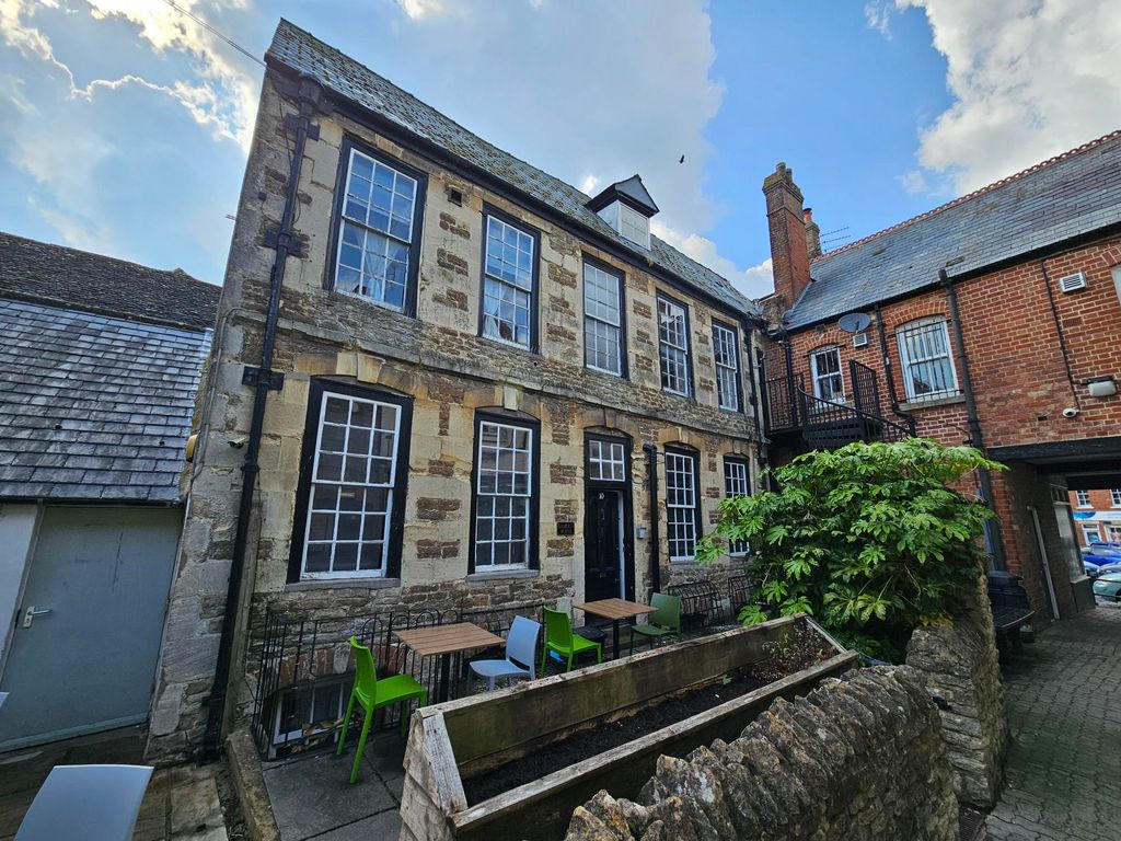 4 bed terraced house for saleHigh Street, Highworth, Swindon SN6