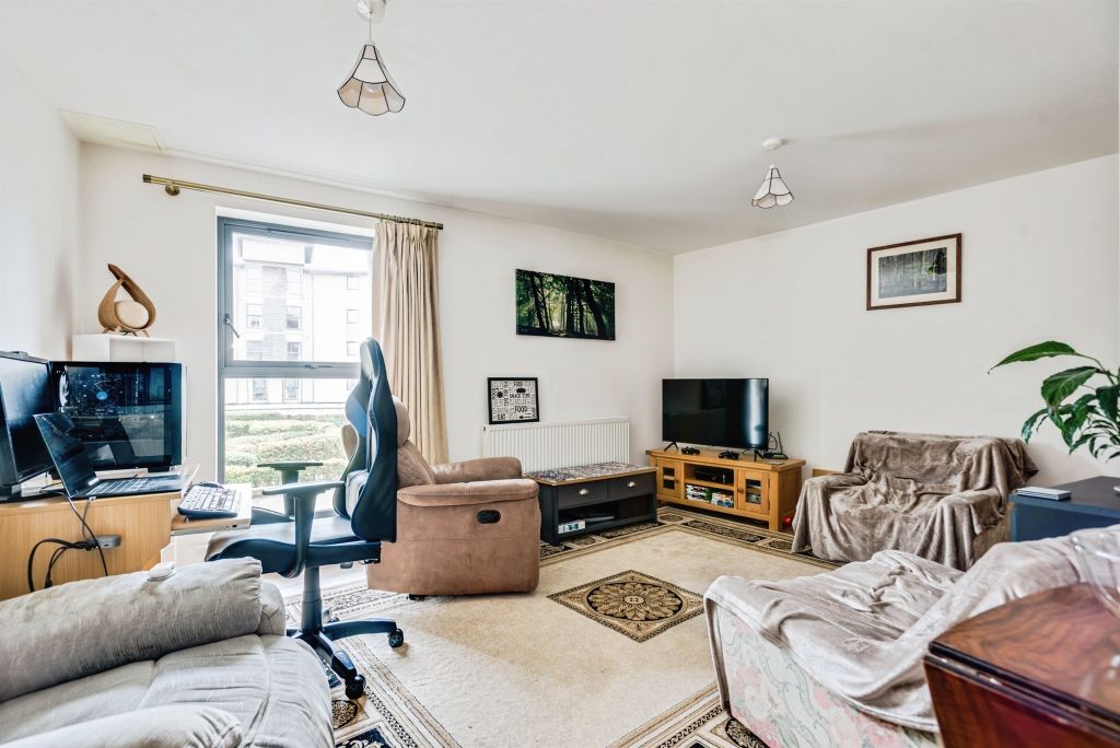 2 bed flat for saleSeacole Crescent, Swindon SN1 photo 5