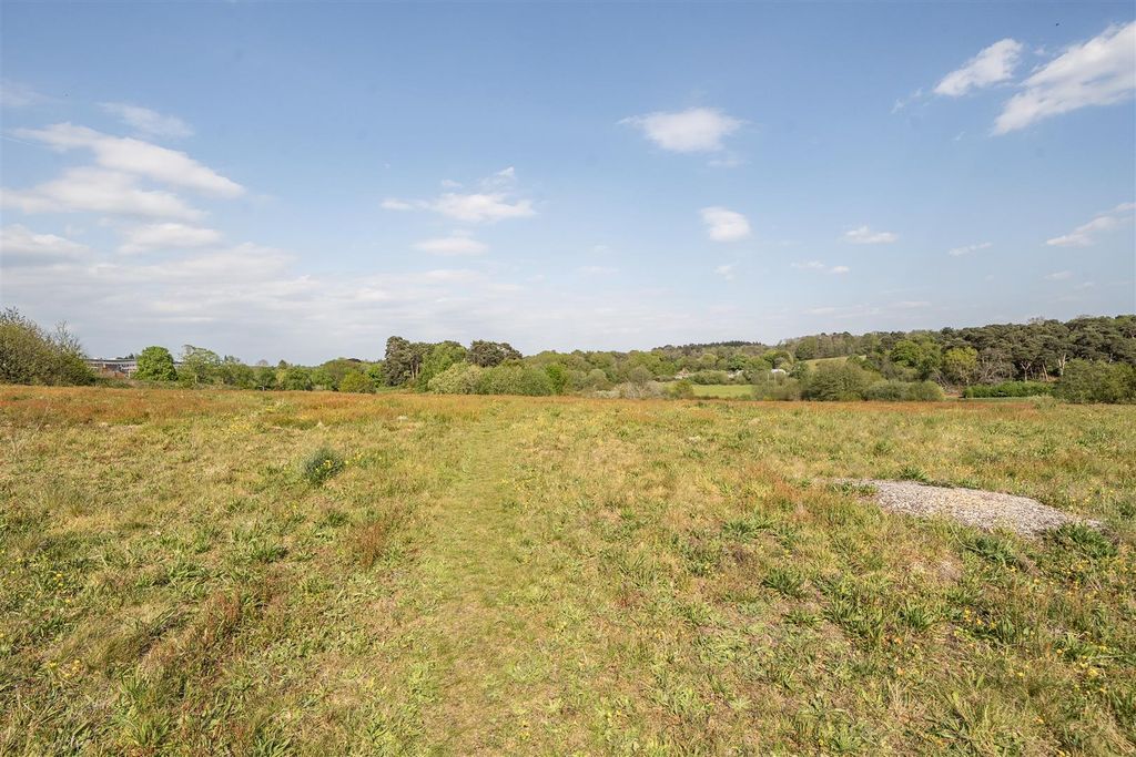Additional image 25 of 4 bed semi-detached house for saleSouth Meadow, Crowthorne, Berkshire RG45