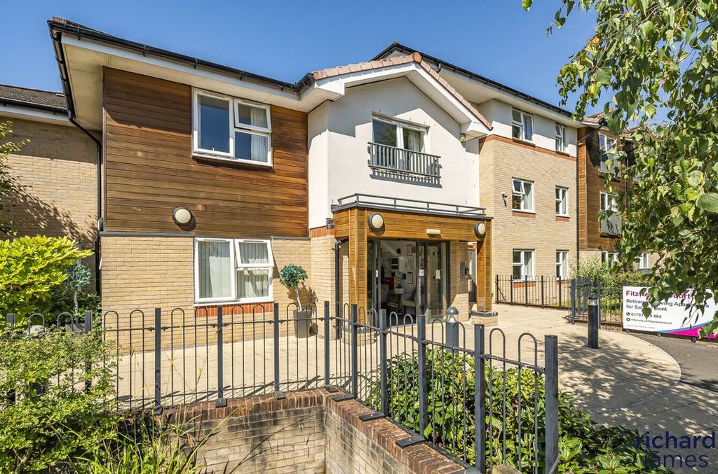 2 bed flat for saleFitzwarren Court, Kingsdown Road, Swindon SN3