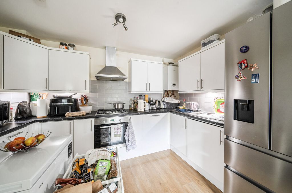 2 bed flat for saleWindermere Gate, Bracknell, Berkshire RG12 photo 5