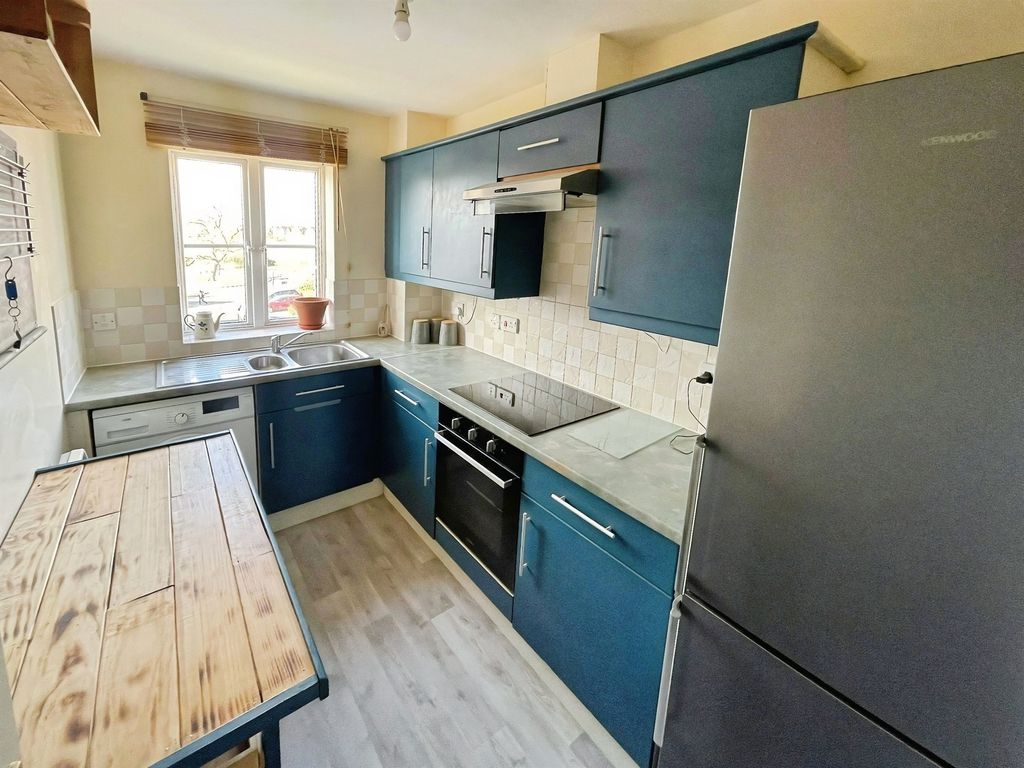 2 bed flat for saleDorney Road, Swindon SN25 photo 2