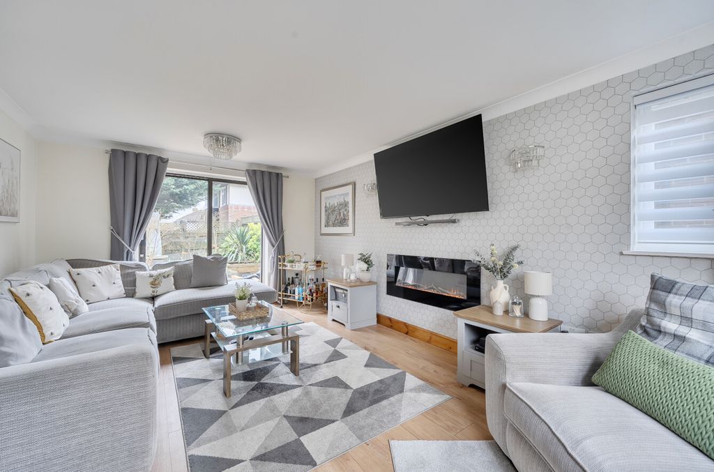Additional image 6 of 5 bed detached house for saleField Park, Bracknell, Berkshire RG12