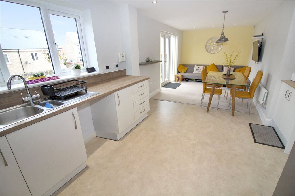 4 bed detached house for saleWebbs Place, Ridgeway Farm, Swindon, Wiltshire SN5 photo 2