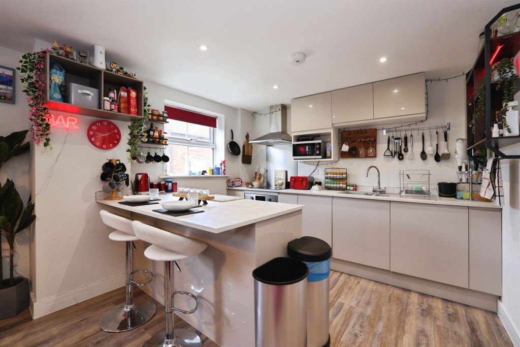 2 bed flat for saleDevizes Road, Salisbury SP2 photo 3