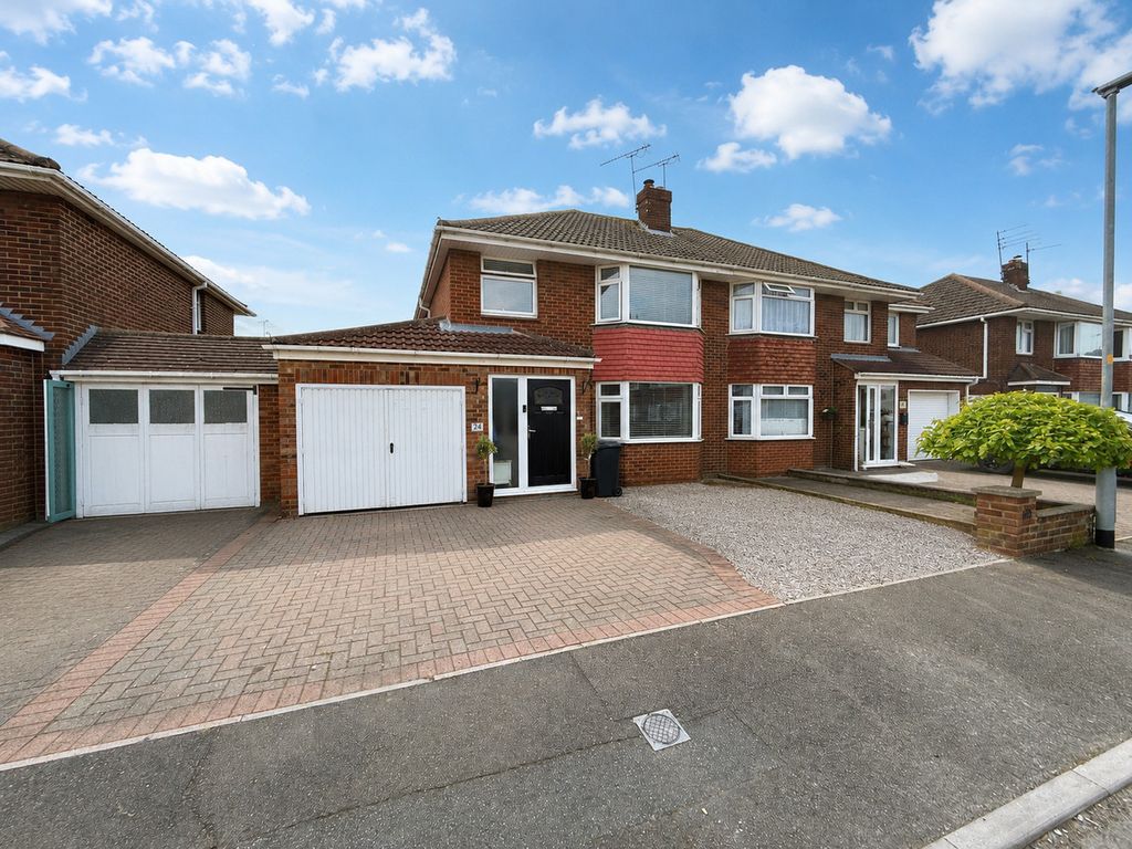 3 bed semi-detached house for saleBucklebury Close, Swindon, 4 SN3