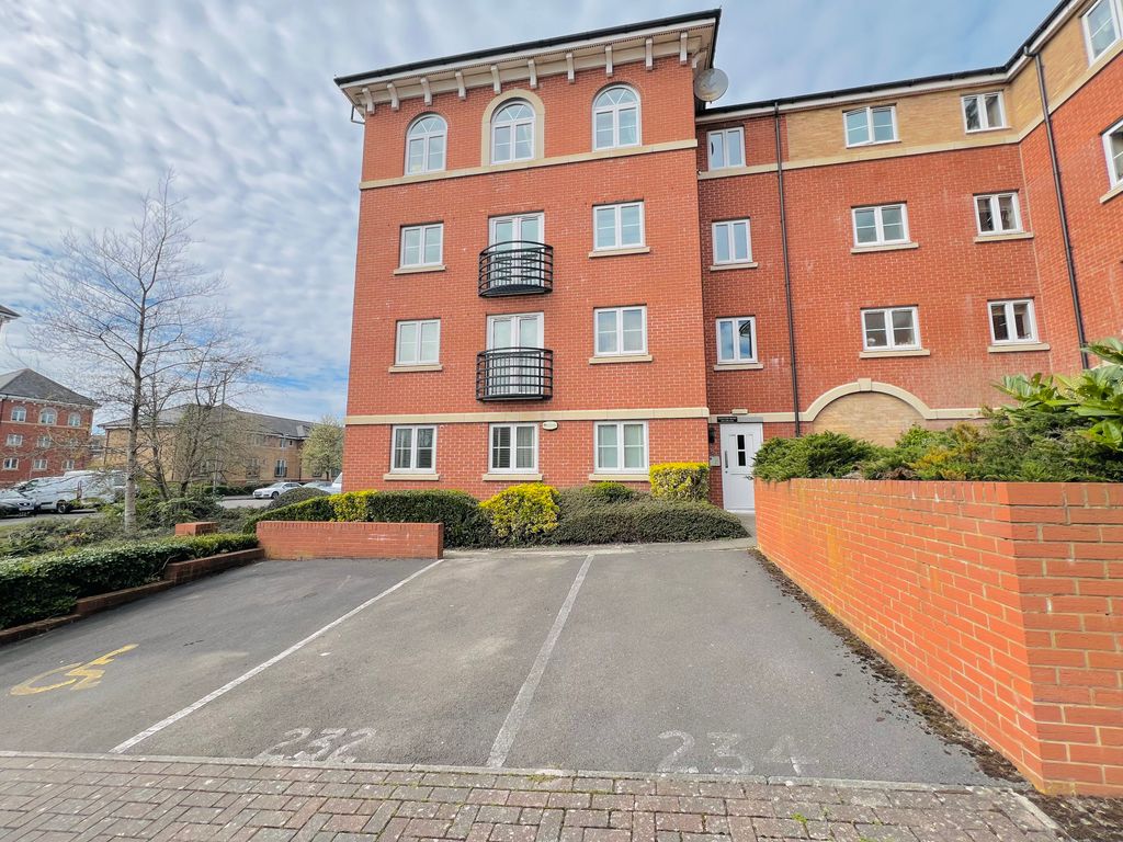 2 bed flat for salePadstow Road, Swindon SN2 photo 2