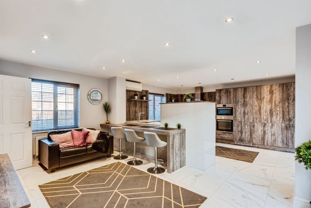 Additional image 3 of 5 bed detached house for saleMustang Way, Swindon SN5