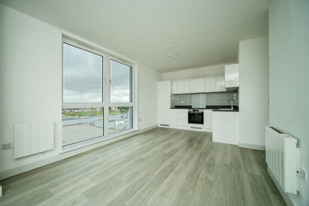 2 bed flat for saleThe Ring, Bracknell, Berkshire RG12 photo 2
