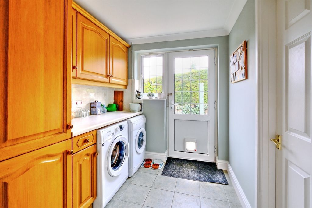 Additional image 6 of 3 bed detached house for saleGlenfield Close, Winterslow, Salisbury SP5