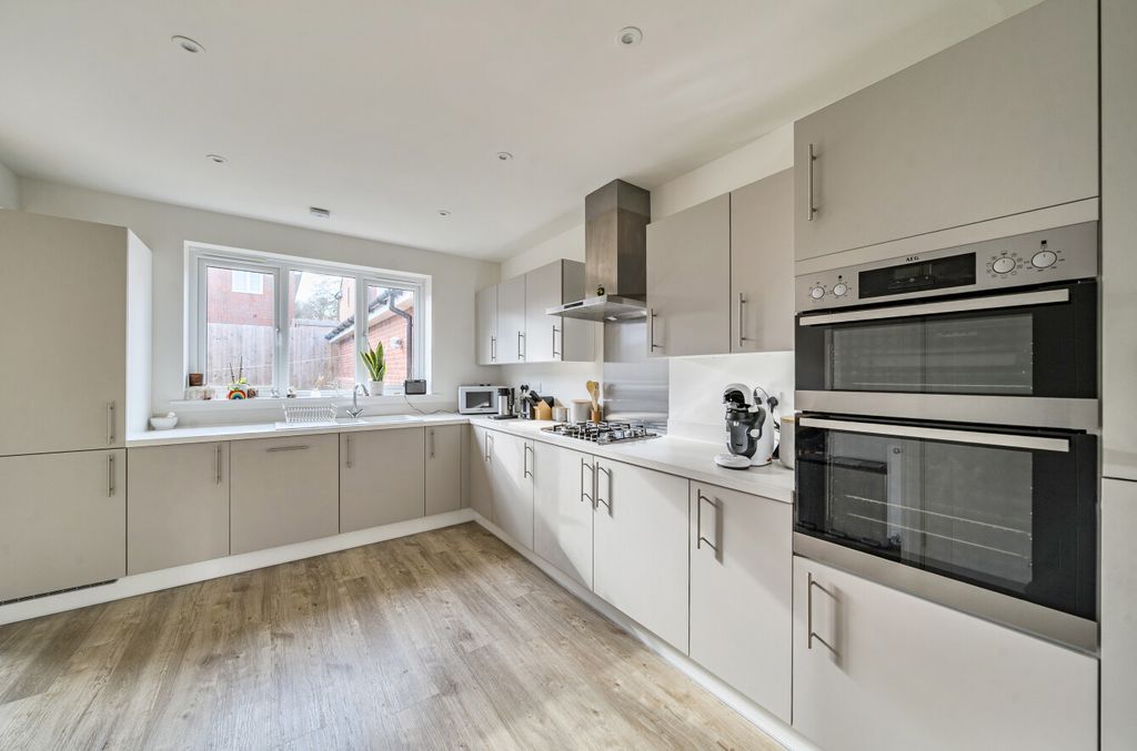 Additional image 4 of 4 bed semi-detached house for saleHeythorp Park, Binfield, Bracknell, Berkshire RG42