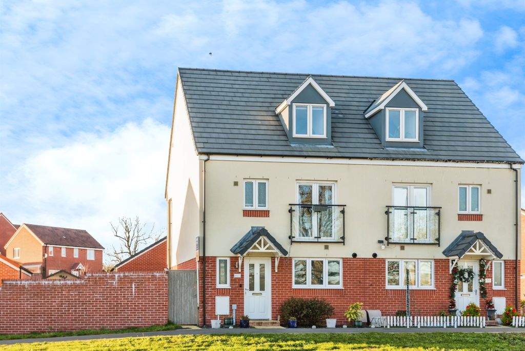 4 bed semi-detached house for saleBrickworth Place, Swindon SN3