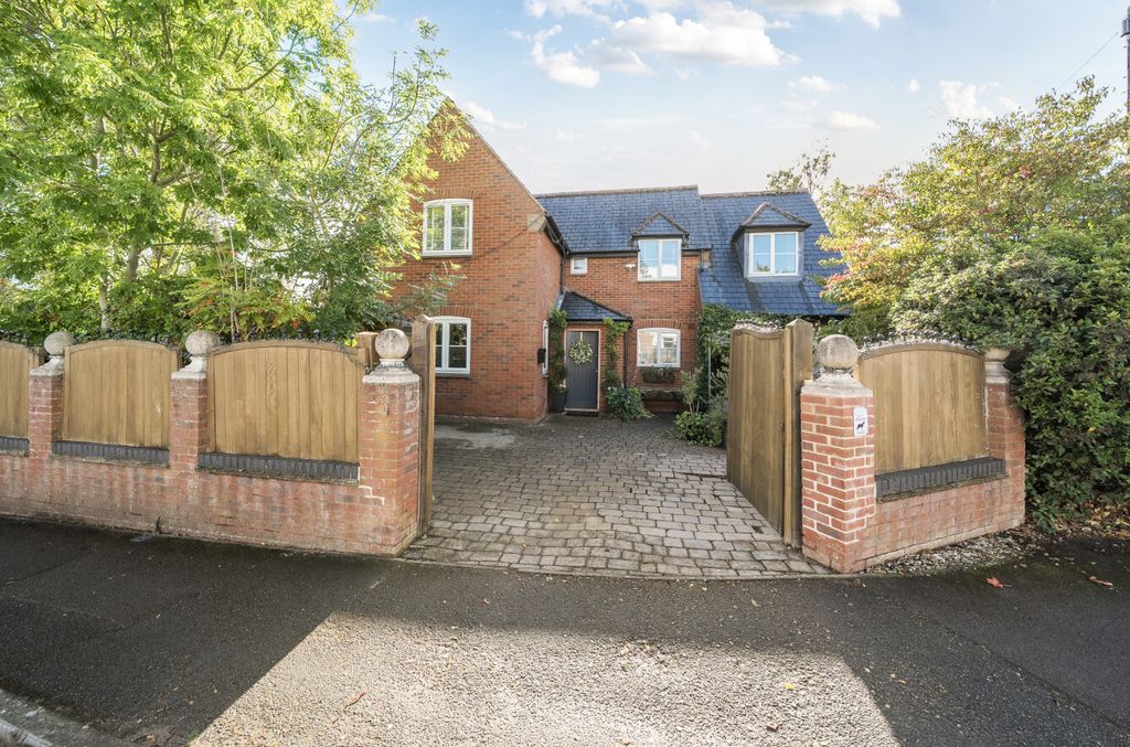 4 bed detached house for saleBroome Manor Lane, Old Town, Swindon SN3