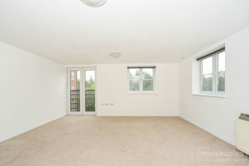 2 bed flat for salePadstow Road, Swindon SN2 photo 3