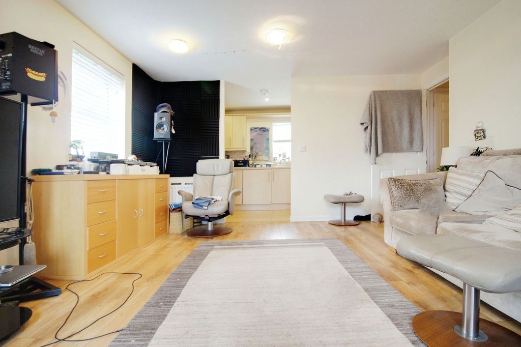 2 bed flat for saleDeneb Drive, Oakhurst SN25 photo 4
